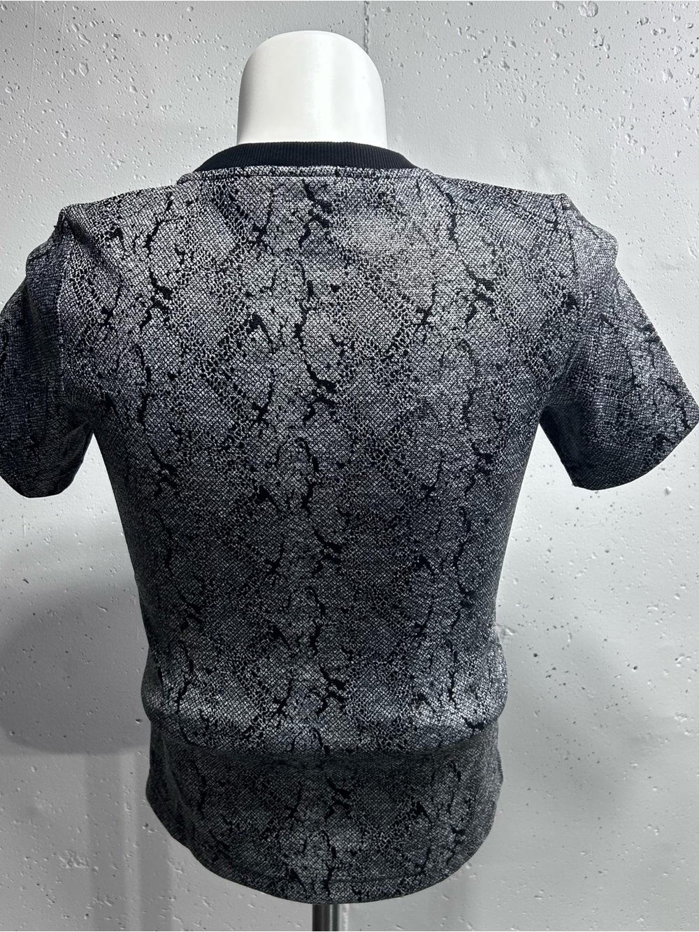 Chico's Black White Silver Snakeskin Jacquard Top S - Picture 8 of 8